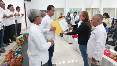 Ketua SMSI Provinsi Sumatera Utara, Erris JNapitupulu, saat menyerahkan AD/ART SMSI kepada Ketua SMSI Kabupaten Deli Serdang.