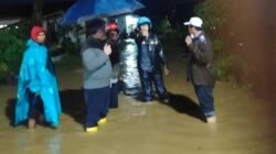 Wabup Taput Deni Lumbantoruan meninjau lokasi kebanjiran di Siwaluompu Sabtu malam.