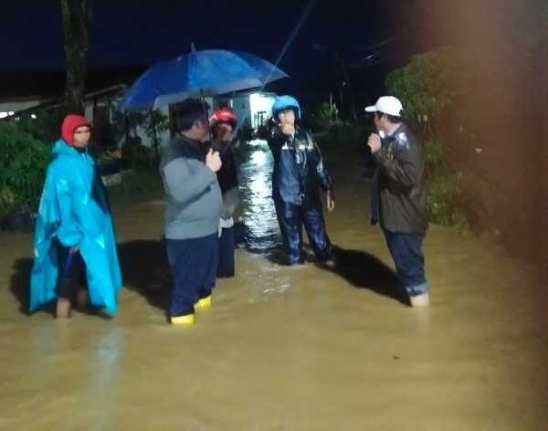 Wabup Taput Deni Lumbantoruan meninjau lokasi kebanjiran di Siwaluompu Sabtu malam.