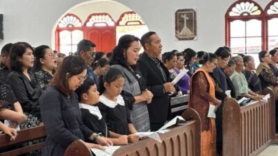 Bupati Taput dan nyonya menghadiri ibadah Jumat Agung di HKBP Simorangkir,Jumat 3 April 2026.