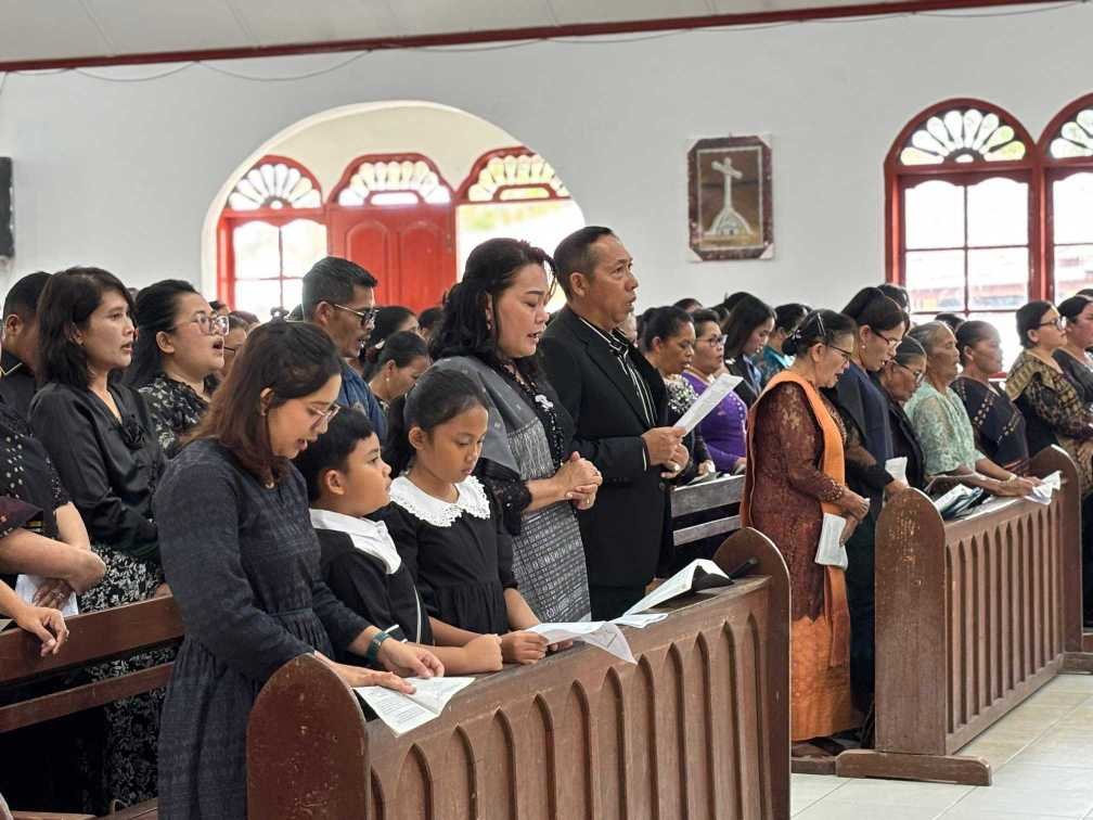 Bupati Taput dan nyonya menghadiri ibadah Jumat Agung di HKBP Simorangkir,Jumat 3 April 2026.