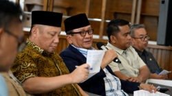 Ketua Timsel Komisi Informasi (KI) Provinsi Sumut Hatta Ridho bersama anggota RE Nainggolan, Muhammad Suib, Arif Purba, Sekretaris Dinas Kominfo Sumut Achmad Yazid Matondang, serta Kabid IKP (Informasi dan Komunikasi Publik) Dinas Kominfo Sumut Porman Mahulae saat konferensi pers Dinas Kominfo Sumut di Lobby Dekranasda, Kantor Gubernur Sumut, Selasa (21/4/2026).