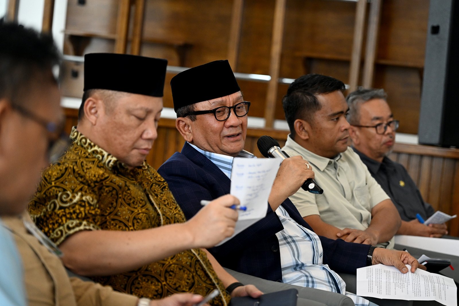 Ketua Timsel Komisi Informasi (KI) Provinsi Sumut Hatta Ridho bersama anggota RE Nainggolan, Muhammad Suib, Arif Purba, Sekretaris Dinas Kominfo Sumut Achmad Yazid Matondang, serta Kabid IKP (Informasi dan Komunikasi Publik) Dinas Kominfo Sumut Porman Mahulae saat konferensi pers Dinas Kominfo Sumut di Lobby Dekranasda, Kantor Gubernur Sumut, Selasa (21/4/2026).