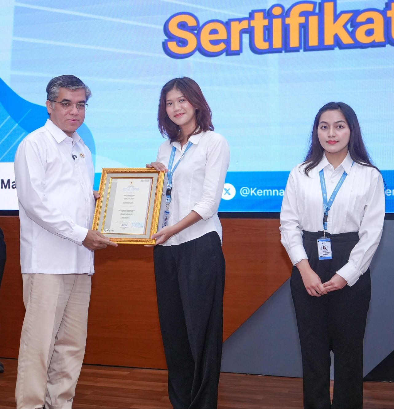 Menteri Ketenagakerjaan Yassierli, sedang menyerahkan sertiikat kepada salah seorang peserta.