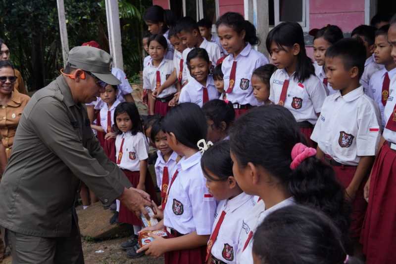 Kunker Bupati ke desa terpencil di Parmonangan diwarnai layanan administrasi kependudukan.