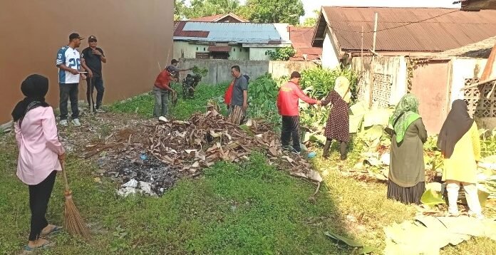 Antusias staf dan masyarakat dalam melaksanakan giat ASRI.