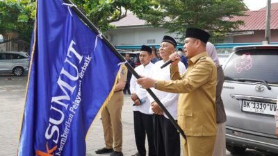 Wakil Bupati Batu Bara, Syafrizal, S.E., M.AP., saat melepas keberangkatan peserta Manasik Haji Akbar