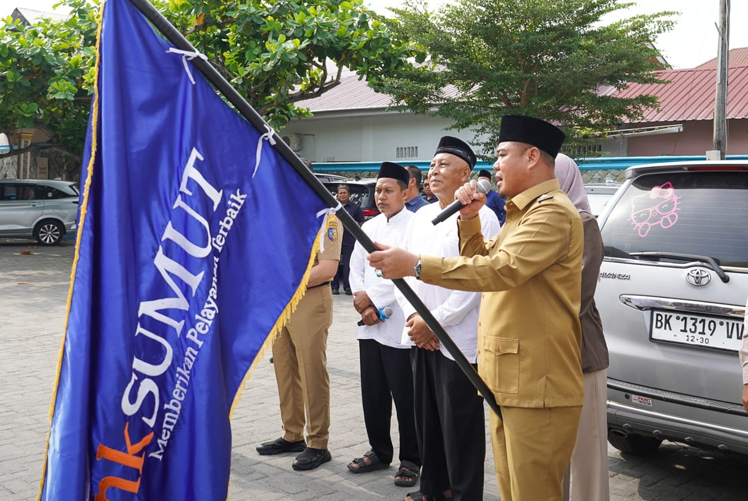 Wakil Bupati Batu Bara, Syafrizal, S.E., M.AP., saat melepas keberangkatan peserta Manasik Haji Akbar