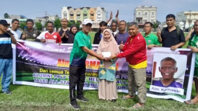 Ketua OTW Internasional Syafril (jaket merah) dan perwakilan mantan PSMS menyerahkan donasi kepada keluarga Alm. Karmawan.