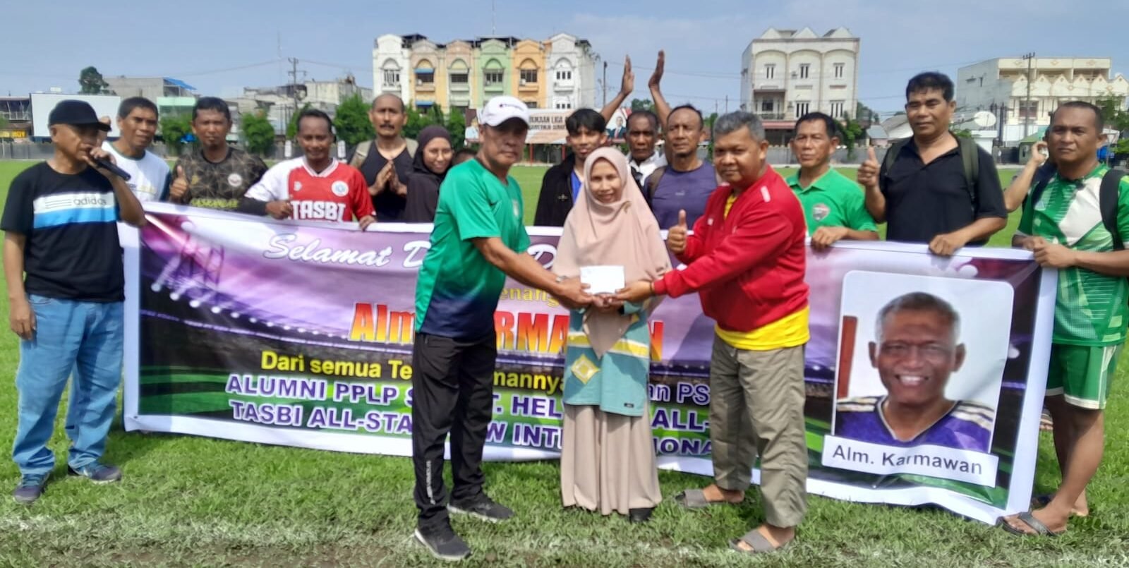 Ketua OTW Internasional Syafril (jaket merah) dan perwakilan mantan PSMS menyerahkan donasi kepada keluarga Alm. Karmawan.