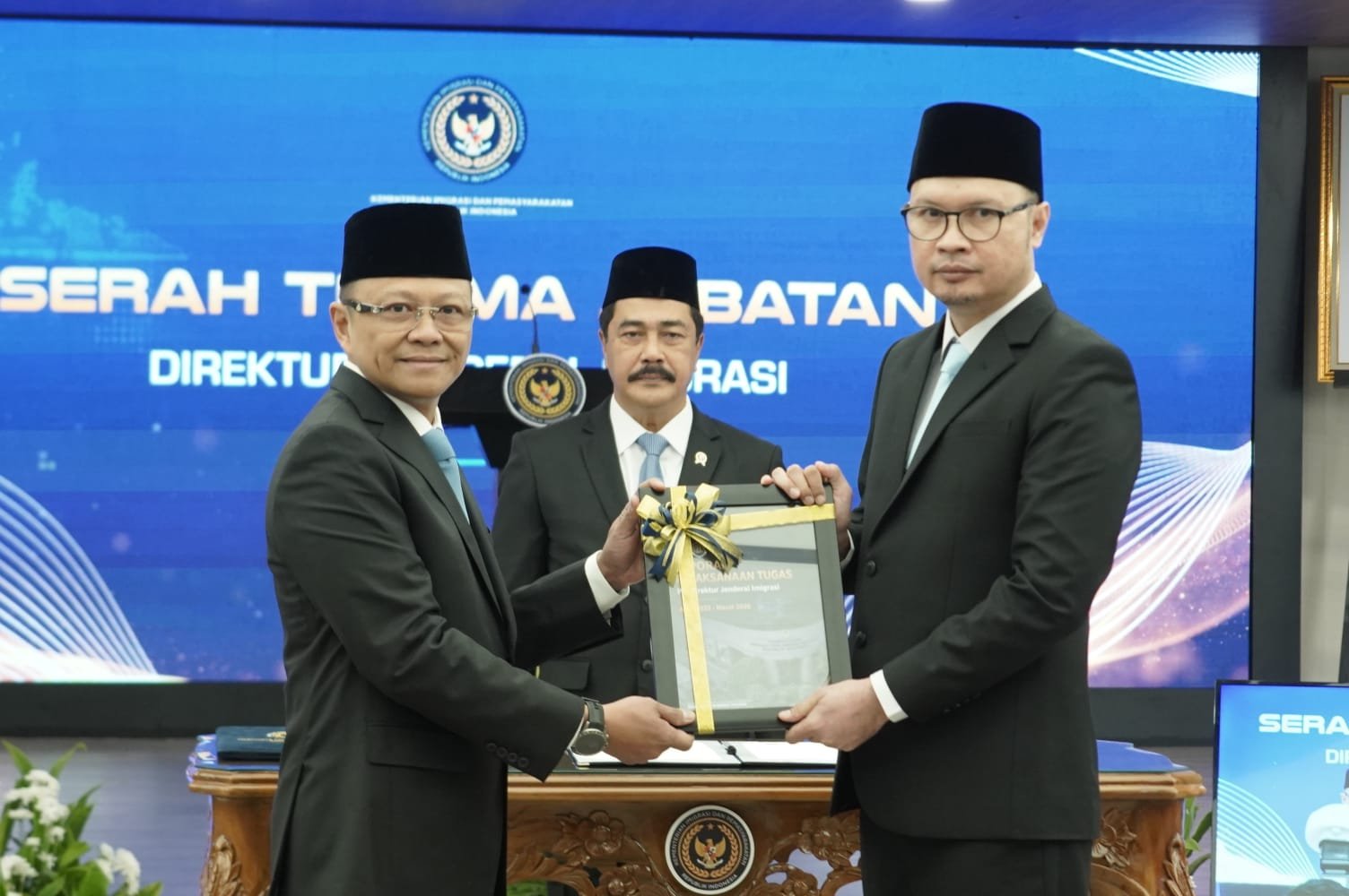 Dua pejabat yang dilantik, Hendarsam Marantoko sebagai Direktur Jenderal Imigrasi, serta Iwan Santoso sebagai Staf Ahli Menteri Bidang Pelayanan Publik dan Reformasi Hukum Kemenimipas, berfoto usai lakukan penandatanganan naskah. 