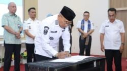 Bupati Simalungun, Dr. H. Anton Achmad Saragih, saat lakukan penandatanganan berita acara Musrenbang RKPD 2027.