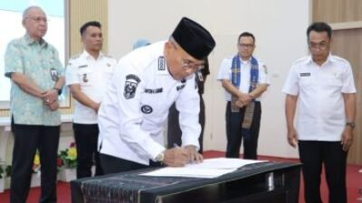 Bupati Simalungun, Dr. H. Anton Achmad Saragih, saat lakukan penandatanganan berita acara Musrenbang RKPD 2027.