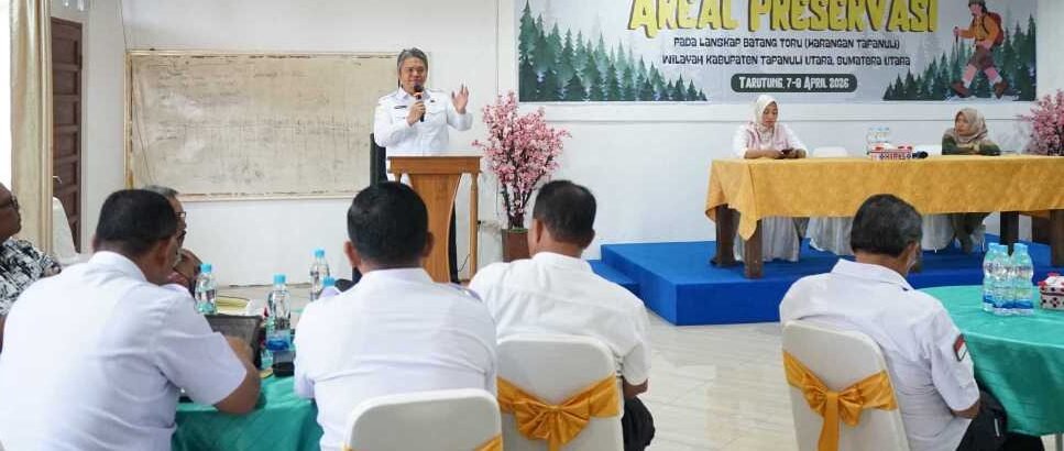 Wabup Taput Deni Lumbantoruan pada workshop pemetaan areal konservasi lanskap Batangtoru.* Foto: IMC/dok.le/r#