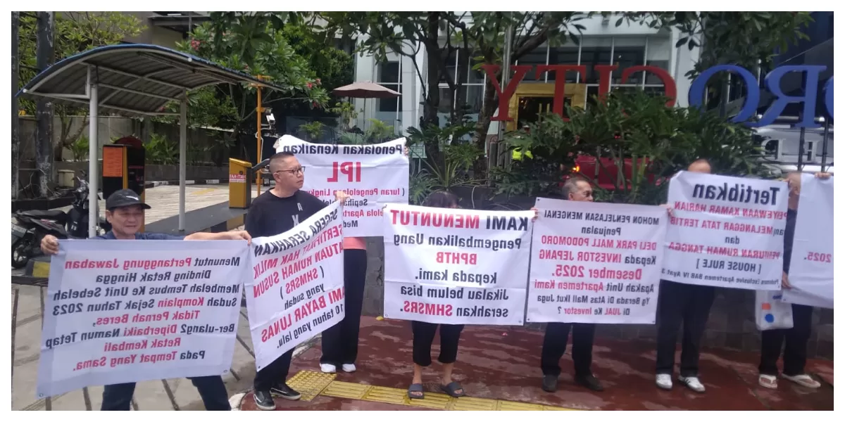 Penhuni Apartemen Podomoro Medan saat melakukan demo