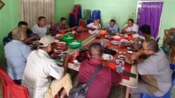 Pengurus SMSI Kabupaten Serdang Bedagai, makan bersama usai menggelar rapat pembentukan Panitia Pelaksana Musyawarah Kabupaten SMSI Sergai, Jumat (17/04/2026) di kantor SMSI Sergai.