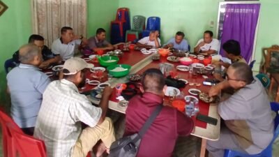 Pengurus SMSI Kabupaten Serdang Bedagai, makan bersama usai menggelar rapat pembentukan Panitia Pelaksana Musyawarah Kabupaten SMSI Sergai, Jumat (17/04/2026) di kantor SMSI Sergai.