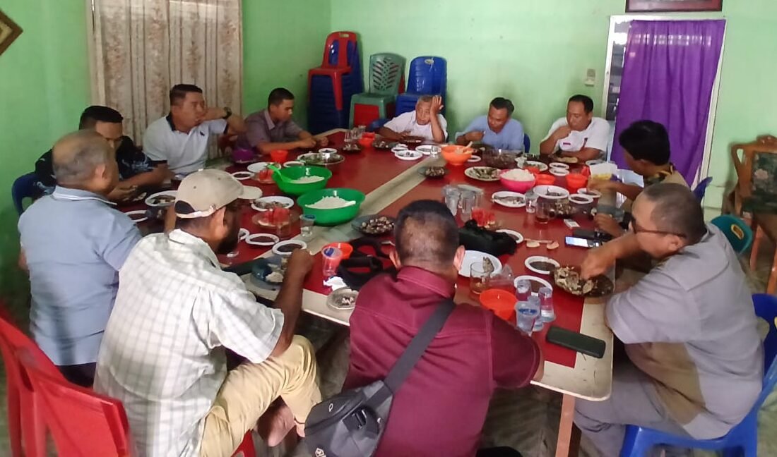 Pengurus SMSI Kabupaten Serdang Bedagai, makan bersama usai menggelar rapat pembentukan Panitia Pelaksana Musyawarah Kabupaten SMSI Sergai, Jumat (17/04/2026) di kantor SMSI Sergai.