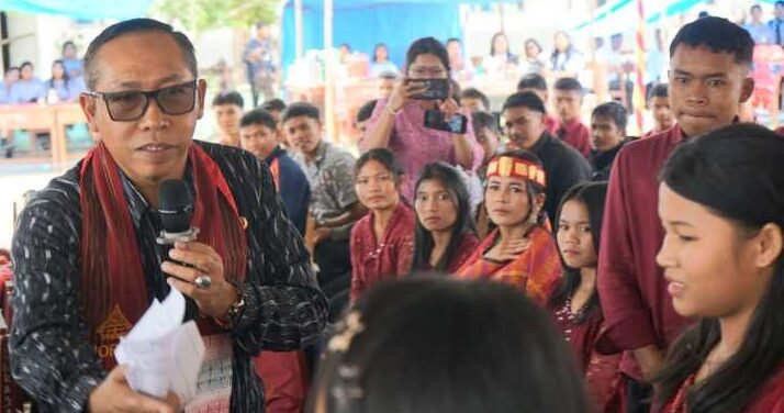 Bupati Taput JTP Hutabarat semangati para siswa SMAN Pagaran saat menghadiri Pentas Seni SMAN I. 