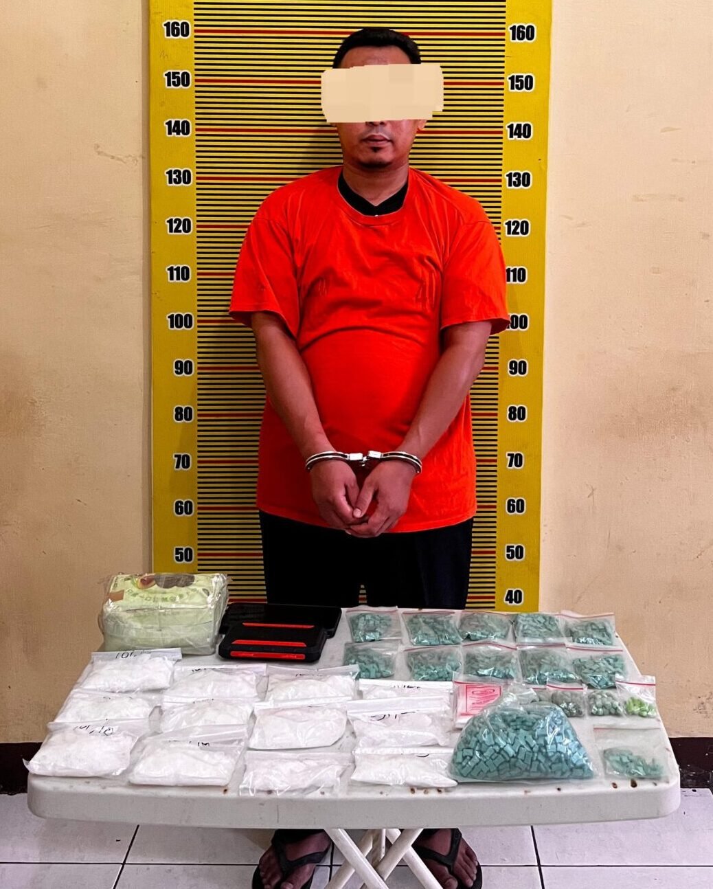 Pelaku yang diamankan petugas kepolisian bersama barang bukti berupa sabu-sabu.