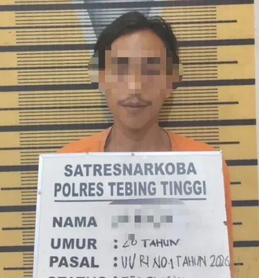 Pelaku yang diamankan petugas kepolisian.