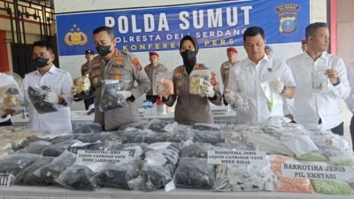 Kapolresta Deli Serdang, Kombes Pol Hendria bersama dengan Wakapolresta, Kasat narkoba dan beberapa personel.