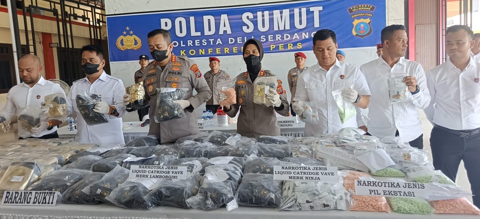 Kapolresta Deli Serdang, Kombes Pol Hendria bersama dengan Wakapolresta, Kasat narkoba dan beberapa personel.