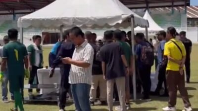 Tampak pemain dan offisial salah satu tim berkerumun melakukan protes kepada panitia