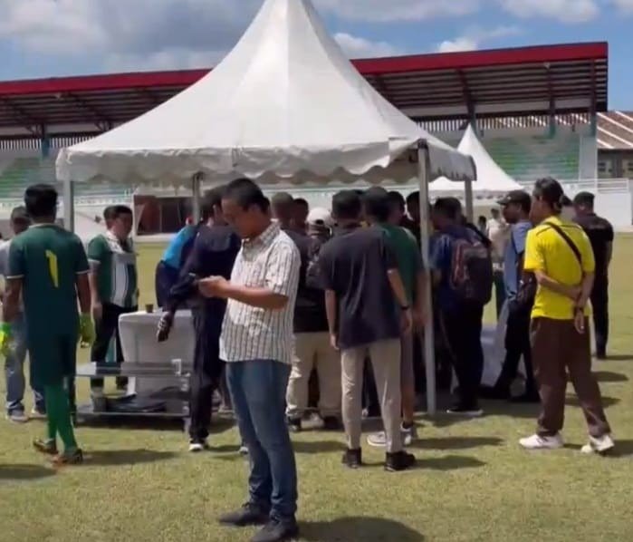 Tampak pemain dan offisial salah satu tim berkerumun melakukan protes kepada panitia