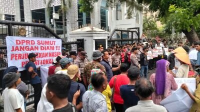 Para pendemo sedang menyampaikan aspirasinya di depan Gedung DPRD Sumut.