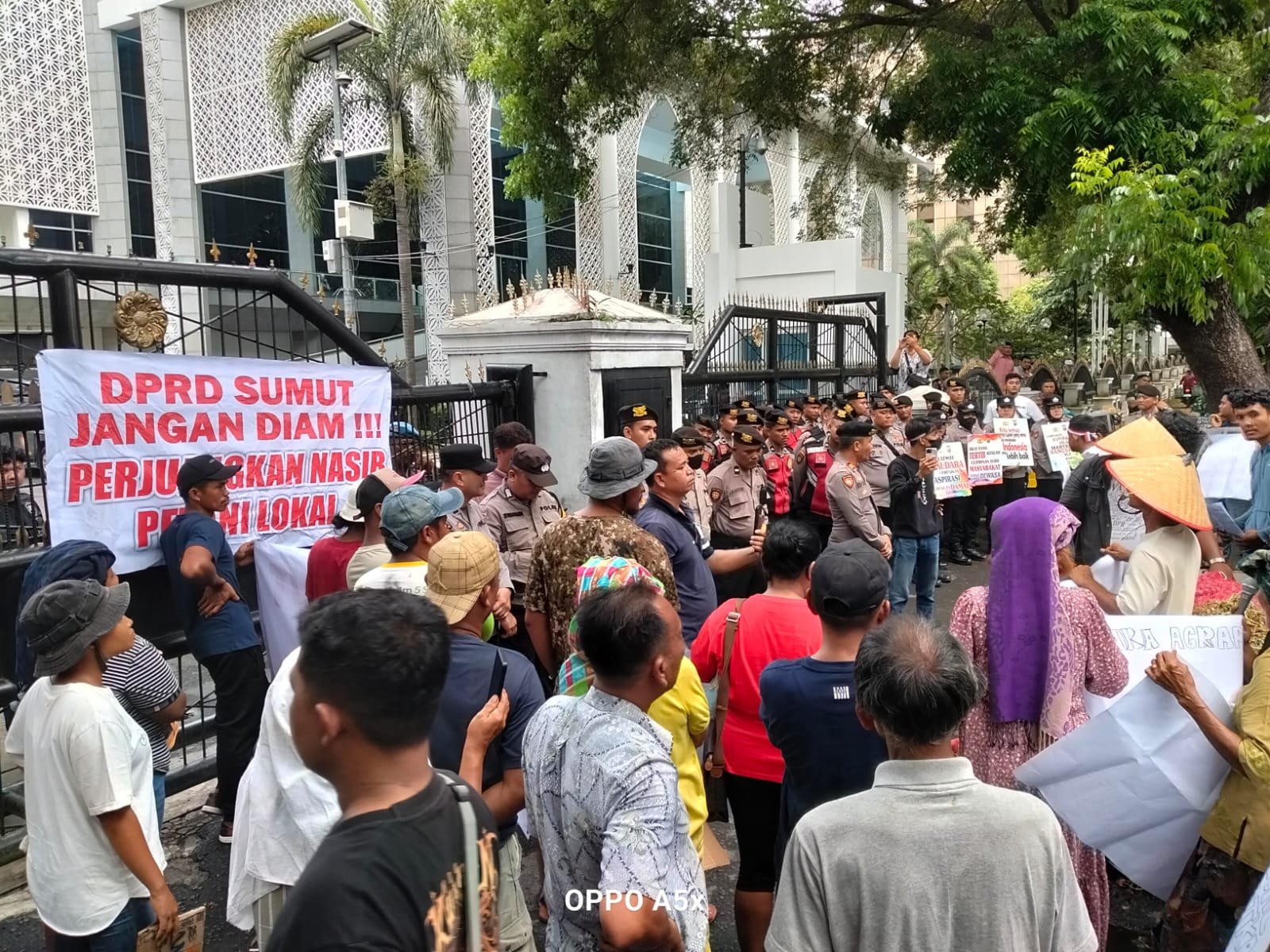 Para pendemo sedang menyampaikan aspirasinya di depan Gedung DPRD Sumut.