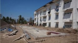 Proses renovasi sekolah yang terdampak bencana sedang berlangsung, dengan semangat pemulihan yang terus digalakkan oleh Satgas PRR. Dokumentasi Satgas PRR/Kemendikdasmen