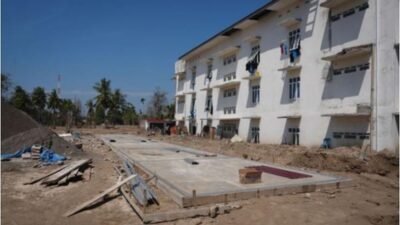 Proses renovasi sekolah yang terdampak bencana sedang berlangsung, dengan semangat pemulihan yang terus digalakkan oleh Satgas PRR. Dokumentasi Satgas PRR/Kemendikdasmen