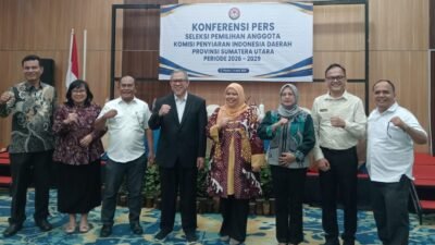 Ketua Tim Seleksi, Corry Novrica, didampingi anggota tim seleksi, memaparkan proses pendaftaran seleksi calon anggota Komisi Penyiaran Indonesia Daerah (KPID) Sumatera Utara (Sumut) untuk periode 2026–2029, dalam konferensi pers yang digelar di Grand Inna Hotel Medan, Selasa (14/4/2026)