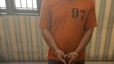 Pelaku yang diamankan petugas kepolisian.