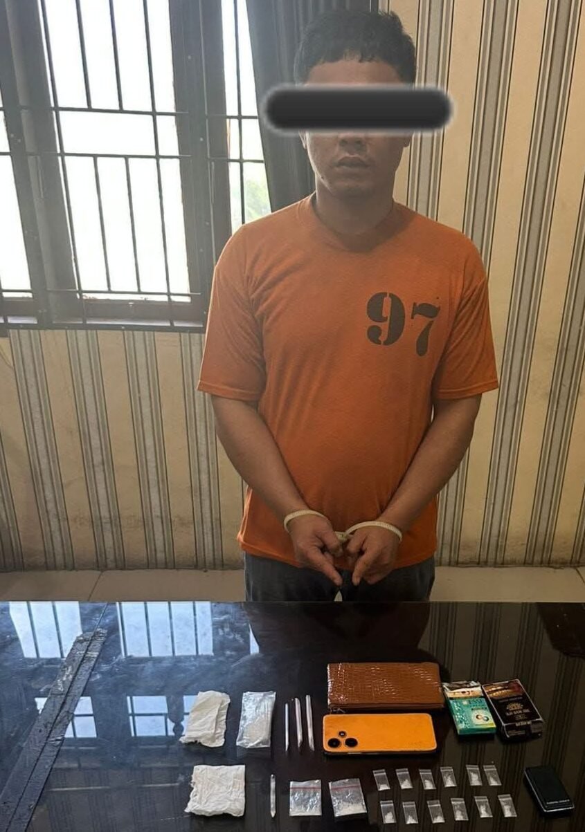 Pelaku yang diamankan petugas kepolisian.