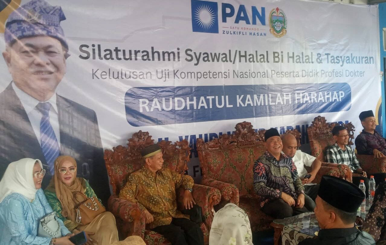 Anggota DPRD Sumut Ir H Yahdi Khoir Harahap, MBA saat berada di tengah-tengah tamu undangan di acara halal bi halal dan tasyakuran.