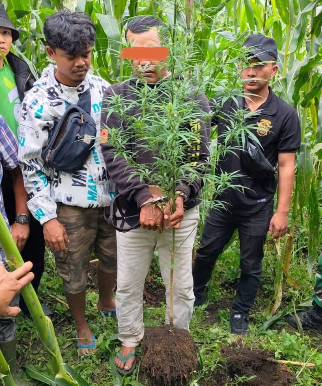 Pelaku yang diamankan petugas kepolisian.