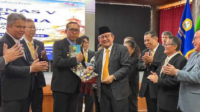 Mantan Bupati Taput Dr RE Nainggolan menghadiri acara Pengukuhan Panitia Rakernas V MPK Indonesia di Tarutung.