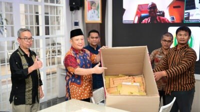 Tim Seleksi (Timsel) dan Panitia Seleksi (Pansel) Komisi Informasi (KI) Provinsi Sumatera Utara (Sumut) mulai melakukan pemeriksaan berkas yang dikirim pendaftar di Aula Trasparasi Dinas Kominfo Sumut, Jalan HM Said Medan, Kamis (23/4/2026). Ini ditandai dengan pembukaan kotak pendaftaran administrasi oleh Timsel dan Pansel KI Provinsi Sumut