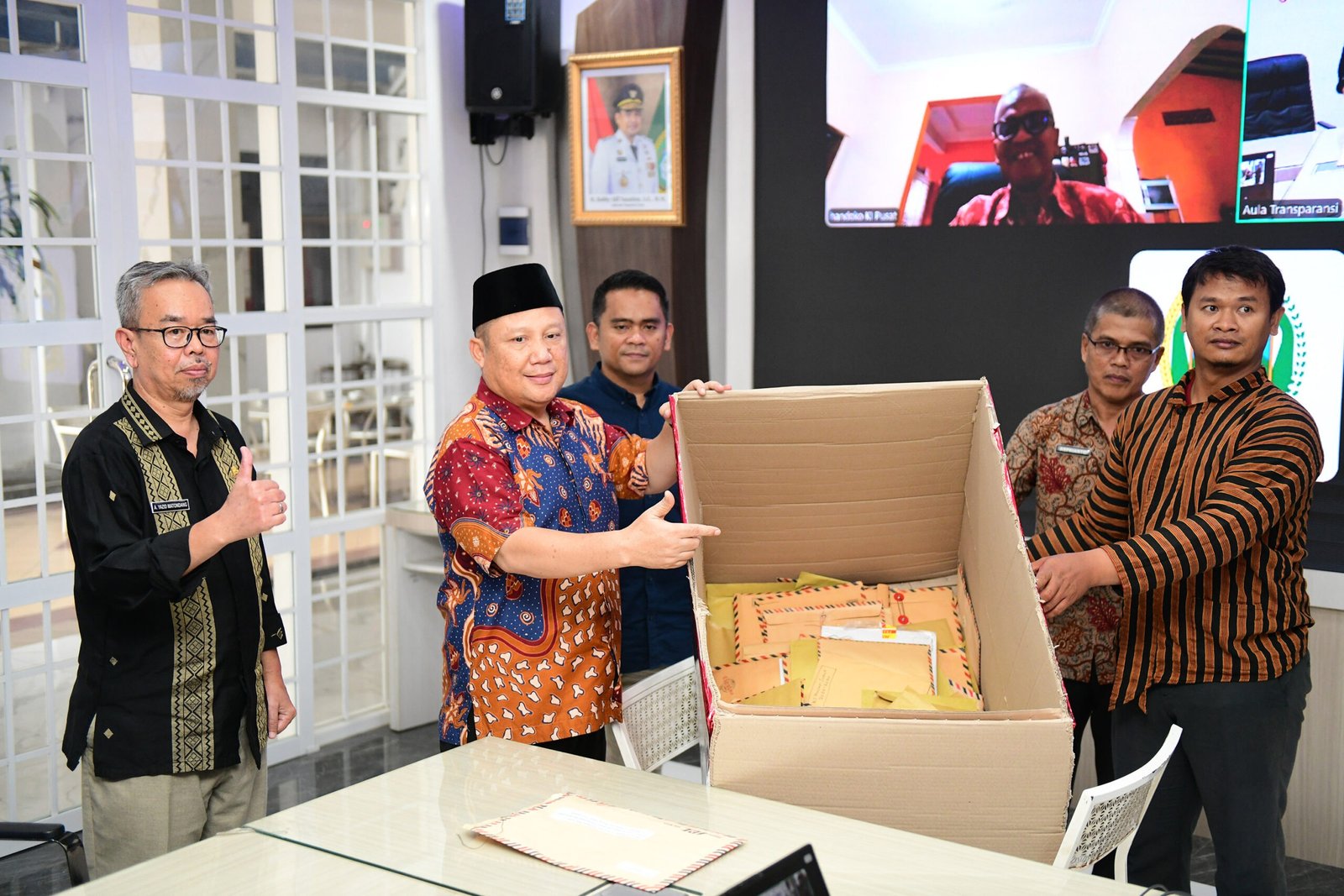 Tim Seleksi (Timsel) dan Panitia Seleksi (Pansel) Komisi Informasi (KI) Provinsi Sumatera Utara (Sumut) mulai melakukan pemeriksaan berkas yang dikirim pendaftar di Aula Trasparasi Dinas Kominfo Sumut, Jalan HM Said Medan, Kamis (23/4/2026). Ini ditandai dengan pembukaan kotak pendaftaran administrasi oleh Timsel dan Pansel KI Provinsi Sumut