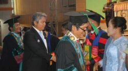 Rektor IAKN dan Wabup Taput menyampaikan salam selamat kepada para wisudawan.
