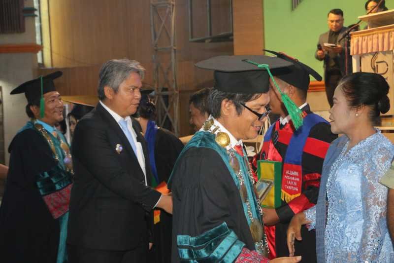 Rektor IAKN dan Wabup Taput menyampaikan salam selamat kepada para wisudawan.