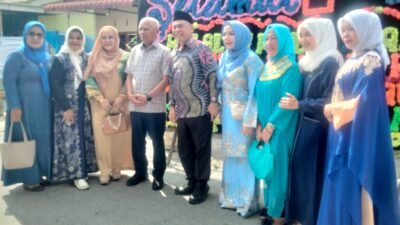 Anggota DPRD Sumut Ir H Yahdi Khoir Harahap, MBA (memakai peci) dan Wagubsu H Surya, BSc berfoto bersama dengan Ketua DPW Puan Sumut Hj Zuraidah Ghina beserta jajaran.