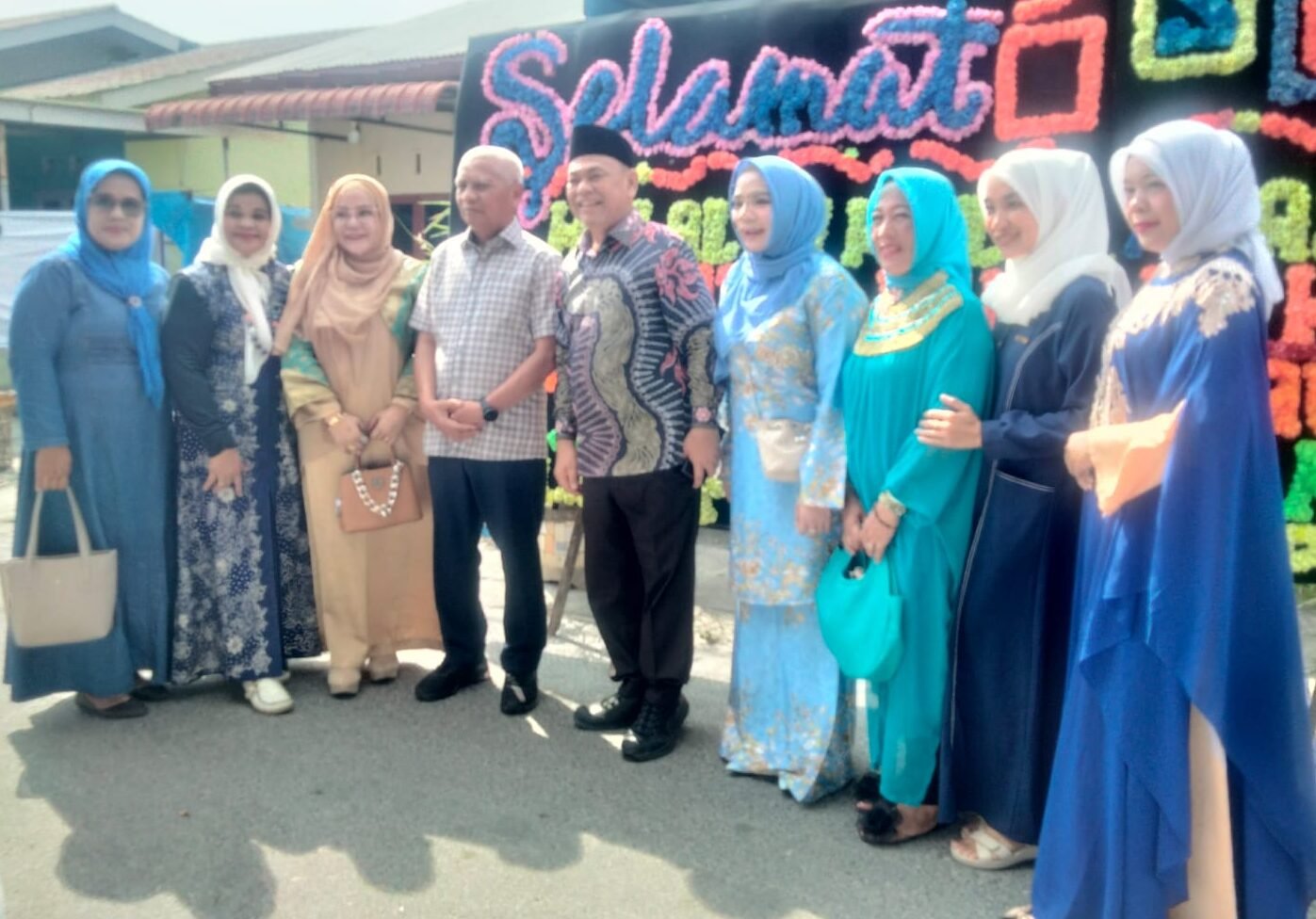 Anggota DPRD Sumut Ir H Yahdi Khoir Harahap, MBA (memakai peci) dan Wagubsu H Surya, BSc berfoto bersama dengan Ketua DPW Puan Sumut Hj Zuraidah Ghina beserta jajaran.