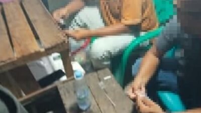 Foto Kedua yang diduga Bandar Narkoba yang sedang mengemas sabu-sabu yang beredar.