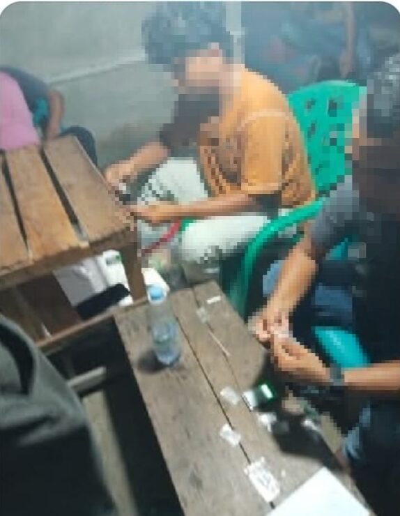 Foto Kedua yang diduga Bandar Narkoba yang sedang mengemas sabu-sabu yang beredar.