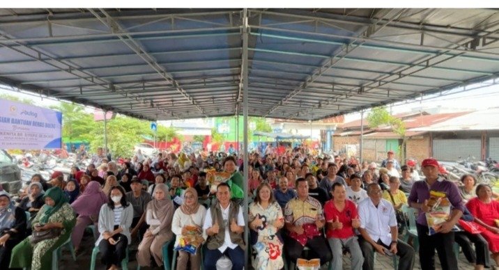 Bulog Sumut dan Ketua Komite II DPD RI, Salurkan Beras dan Minyak Goreng Premium di Delitua