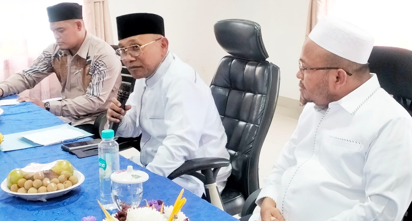 Bupati Simalungun, Dr. H. Anton Achmad Saragih (tengah) saat Bahas Kemajuan Masjid Agung Al-Munawwaroh Bersama Pengurus.