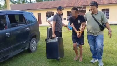 Pelaku saat diamankan petugas kepolisian.
